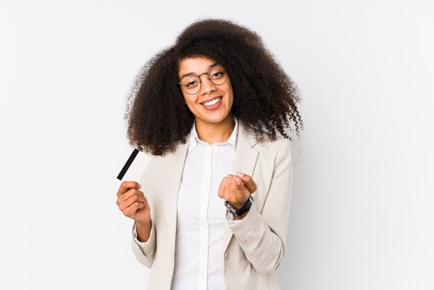 Jeune femme d'affaires afro tenant une carte de crédit