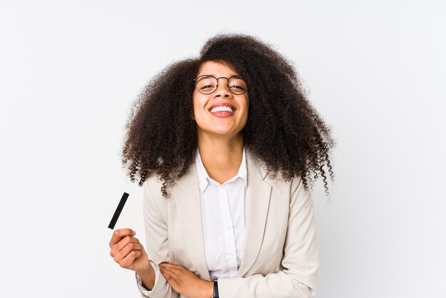 Jeune femme d'affaires afro tenant une voiture de crédit isolée Femme d'affaires jeune afro tenant un crédit carlaughing et s'amuser.