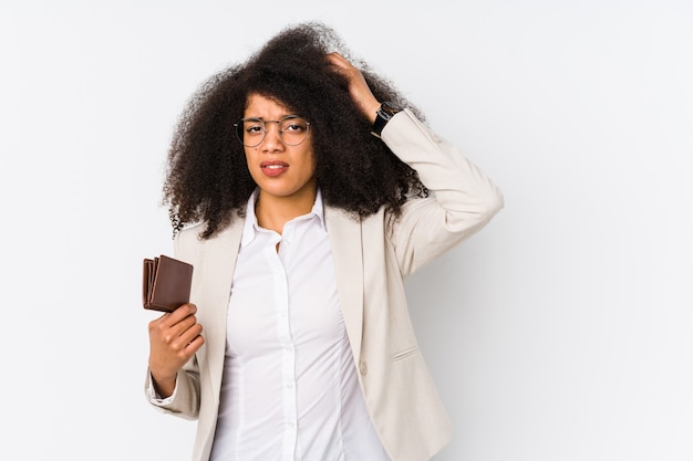 Jeune femme d'affaires afro tenant une voiture de crédit isolée Jeune femme d'affaires afro tenant un crédit carbeing choqué