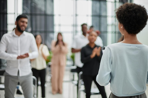 Jeune femme d'affaires ambitieuse et confiante motivée