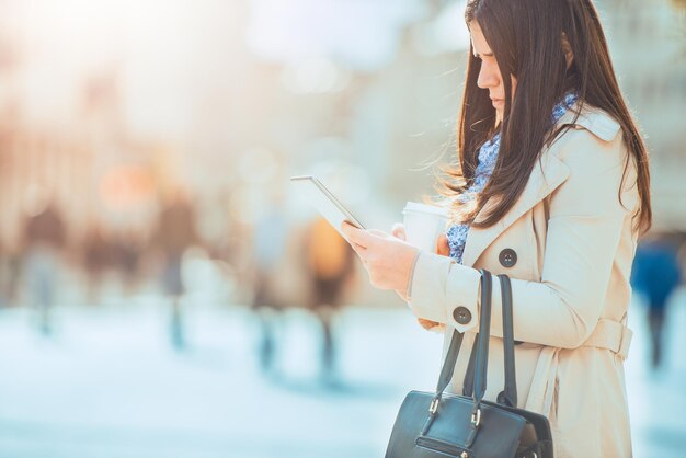 Jeune femme d'affaires appréciant la pause-café