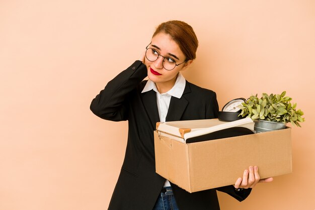 Jeune femme d'affaires arabe maigre déménagement emploi isolé toucher l'arrière de la tête, penser et faire un choix.