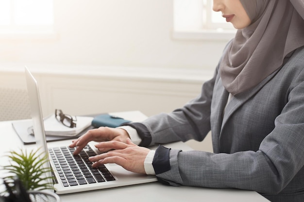 Jeune Femme D'affaires Arabe Travaillant Sur Un Ordinateur Portable Au Bureau