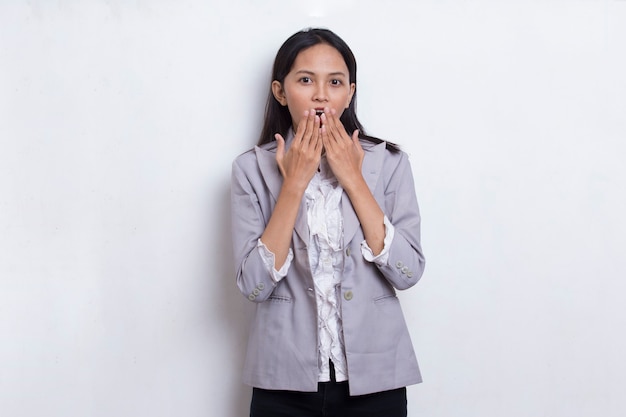 Jeune femme d'affaires asiatique choquée couvrant la bouche avec les mains pour erreur Concept secret