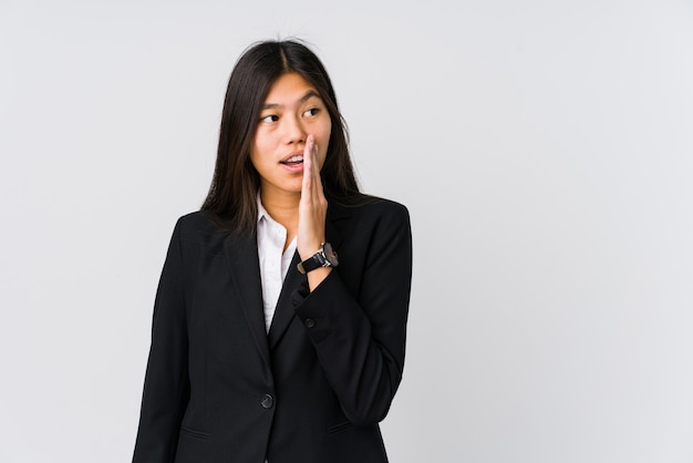 Jeune femme d'affaires asiatique dit une nouvelle secrète sur le freinage et regarde de côté
