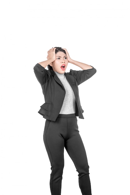 Jeune femme d'affaires asiatique avec une expression faciale choquée