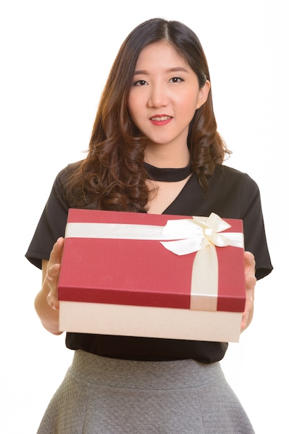 Jeune femme d'affaires asiatique heureuse donnant une boîte-cadeau prête pour la Saint-Valentin