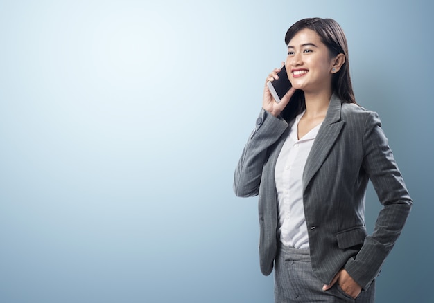 Jeune femme d&#39;affaires asiatique parlant sur le smartphone