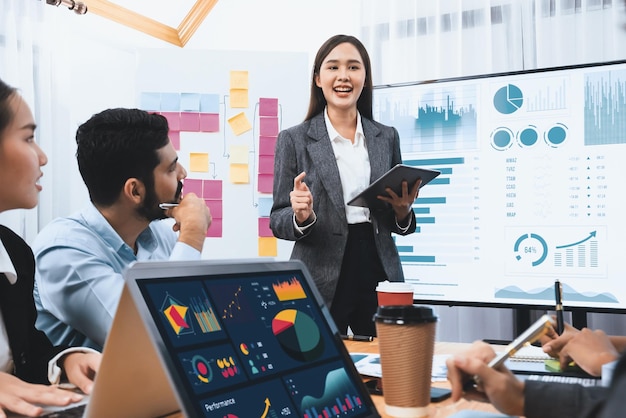 Jeune femme d'affaires asiatique présentant un tableau de bord d'analyse de données sur TV Concord