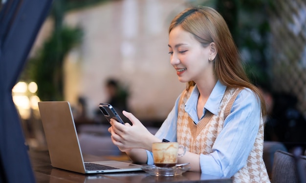 Jeune femme d'affaires asiatique travaillant au café