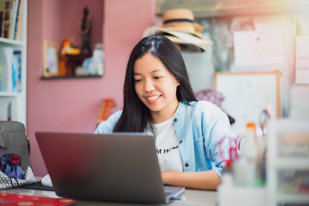 Jeune femme d'affaires asiatique travaillant à domicile.