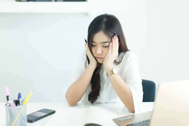 Jeune femme d&#39;affaires asiatique travaillant avec sérieux visage.