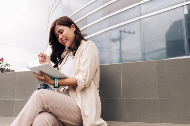 Jeune femme d'affaires asiatique travaillant en ville Concept d'entreprise