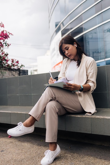 Jeune femme d'affaires asiatique travaillant en ville Concept d'entreprise