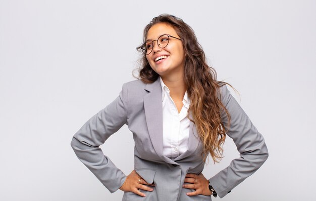 jeune femme d'affaires assez souriante avec des lunettes