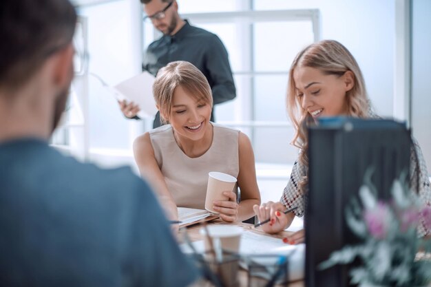 Jeune femme d'affaires assise au bureau