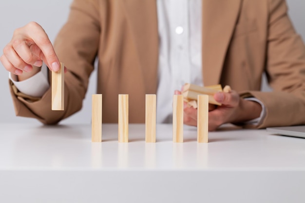 Jeune femme d'affaires au bureau fait des cubes en bois