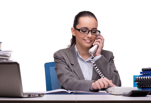 Jeune femme d'affaires au bureau isolé sur blanc