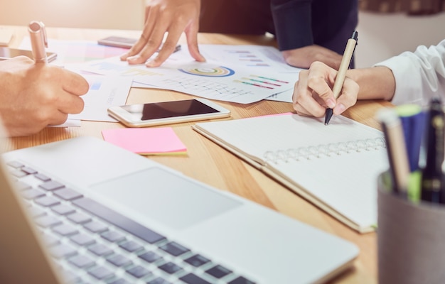 Jeune femme d&#39;affaires au bureau