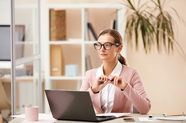 Jeune femme d'affaires au travail