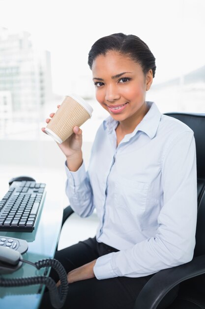 Jeune femme d&#39;affaires aux cheveux noirs