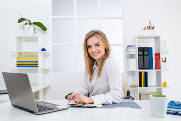 Jeune femme d'affaires Belle secrétaire travaillant au bureau