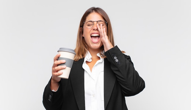 Jeune Femme D'affaires Avec Un Café Heureux, Excité Et Positif, Donnant Un Grand Cri