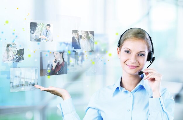 Jeune femme d'affaires en casque travaillant au bureau