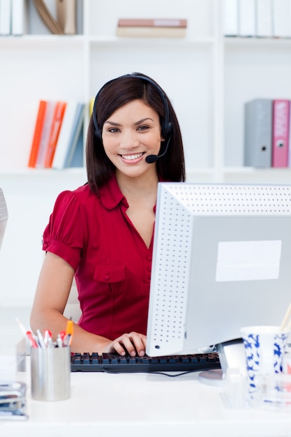 Jeune femme d&#39;affaires avec casque sur