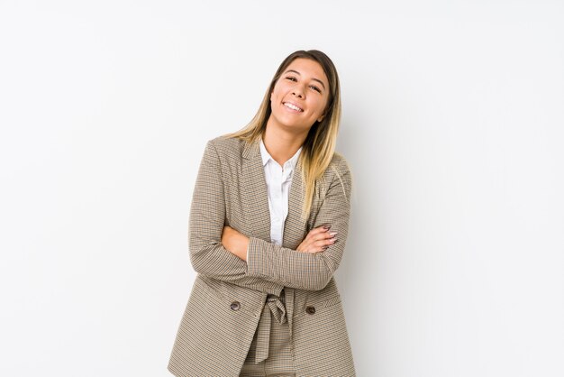 Jeune femme d'affaires caucasien isolée rire et s'amuser.