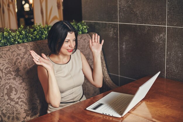 Jeune femme d'affaires caucasien avec ordinateur portable. Femme, café