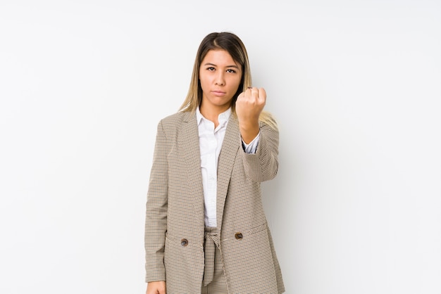 Jeune femme d'affaires caucasienne isolée montrant le poing, l'expression du visage agressif.