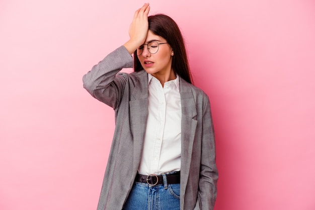 Jeune femme d'affaires caucasienne isolée sur mur rose en oubliant quelque chose, giflant le front avec la paume et la fermeture des yeux