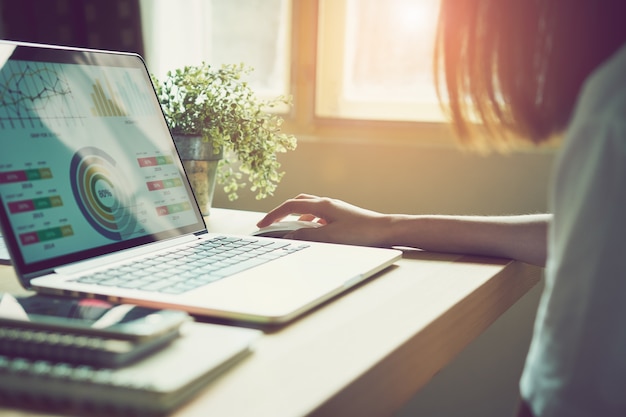 Jeune femme d&#39;affaires en chemise blanche travaillant au bureau