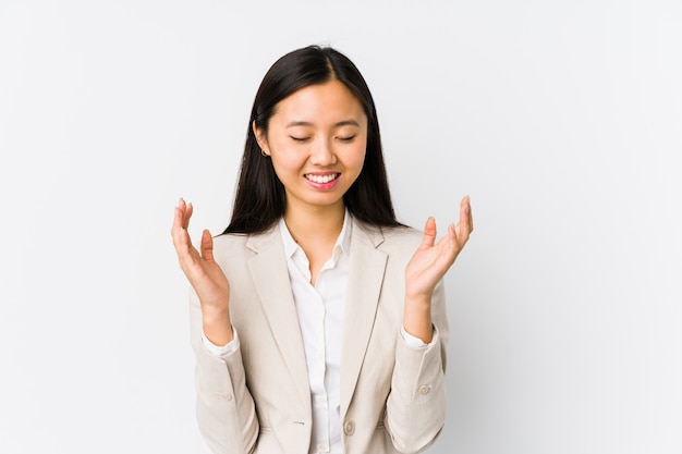 Jeune femme d'affaires chinoise isolée joyeuse rire beaucoup. Concept de bonheur.