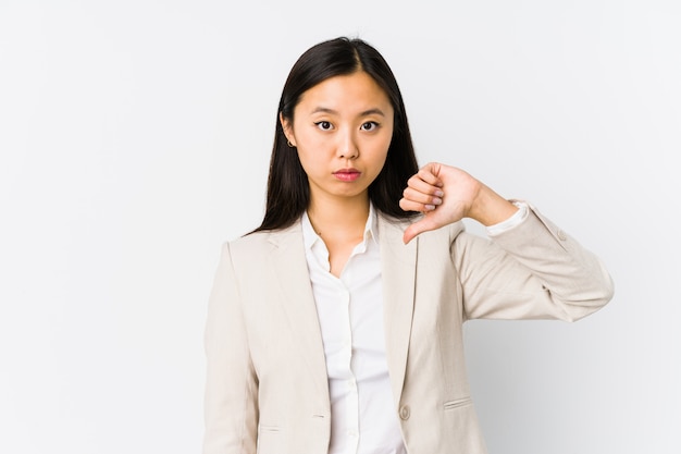 Jeune Femme D'affaires Chinoise Isolée Montrant Un Geste D'aversion, Les Pouces Vers Le Bas. Concept De Désaccord.