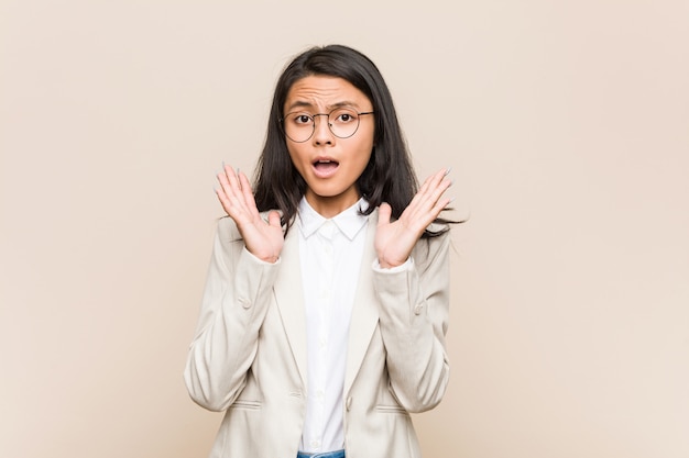 Jeune femme d'affaires chinoise surprise et choquée.