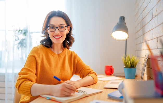 Jeune femme d'affaires ciblée étudiant en ligne en regardant un podcast de webinaires sur un ordinateur portable