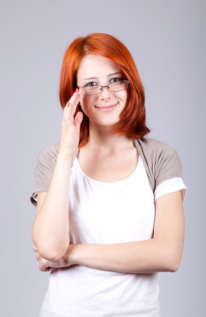 Jeune femme d'affaires en colère en blanc avec des lunettes.