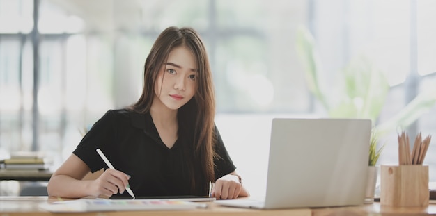 Jeune femme d'affaires confiante travaillant sur son projet