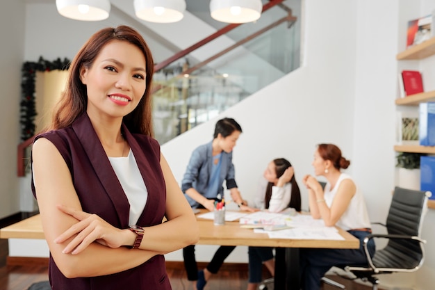 Jeune femme d'affaires confiante