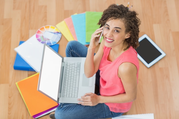 Jeune femme d&#39;affaires créative travaillant sur ordinateur portable