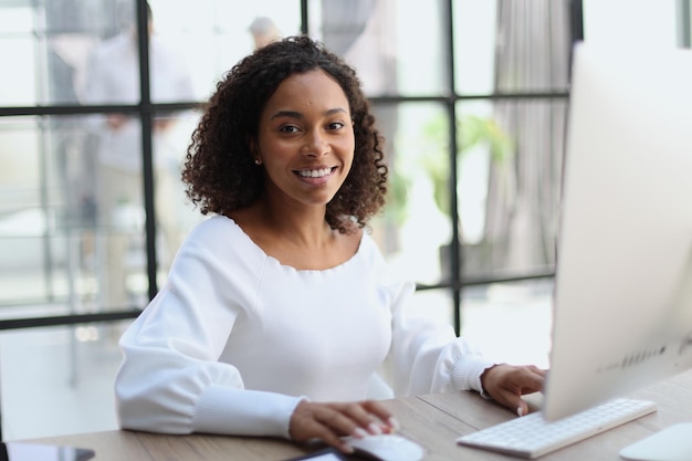 Jeune femme d'affaires dans un bureau moderne