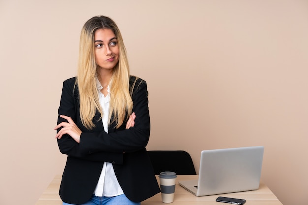 Jeune femme d'affaires dans un bureau en pensant à une idée