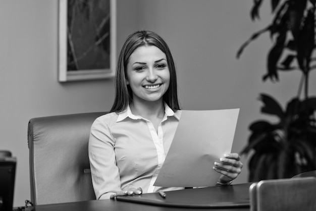 jeune, femme affaires, dans, bureau, regarder, papier