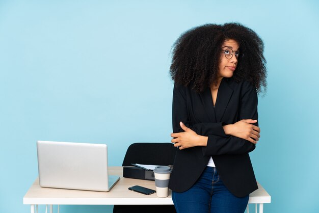 Jeune femme d'affaires dans un bureau