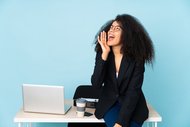 Jeune femme d'affaires dans un bureau