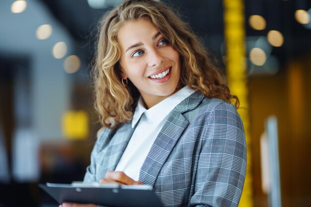 Jeune femme d'affaires dans un couloir d'immeuble de bureaux