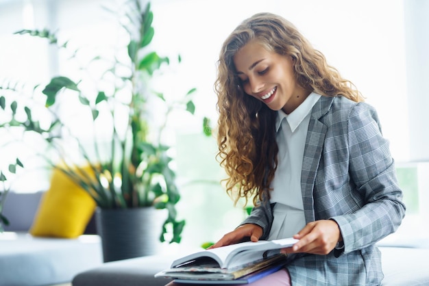 Jeune femme d'affaires dans un couloir d'immeuble de bureaux