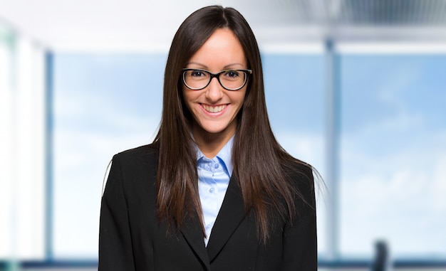 Jeune femme d&#39;affaires dans son bureau